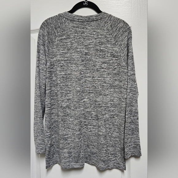 Banana Republic Heathered Black and White Long Sleeve V-Neck Top. - Picture 6 of 7